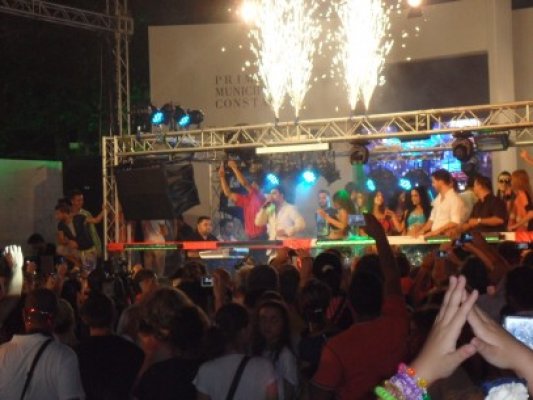 Manelistul Liviu Guţă, declaraţie la defilarea carelor alegorice din Mamaia: 